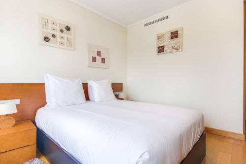 Cosy 2 bedroom apartment in Parque das Naçõesにあるベッド