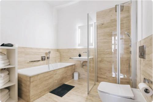 ein Badezimmer mit einer Dusche, einer Badewanne und einem WC in der Unterkunft Apartment direkt an der Frauenkirche, Jüdenhof, FEWO-Residenz-Dresden in Dresden
