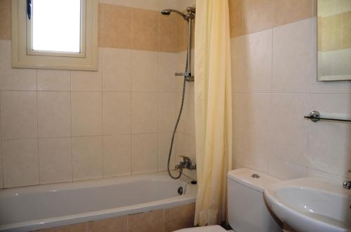 Koupelna v ubytování Top floor 2 bedroom apartment E101, 3 pools, sea view, FREE WIFI