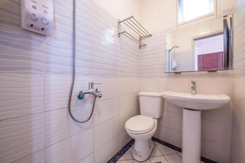 y baño con aseo, lavabo y ducha. en Happiness Hanada B&B, en Hualien City