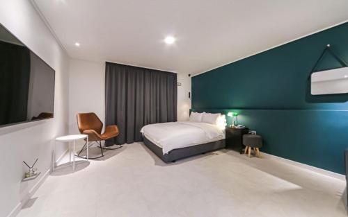Un pat sau paturi într-o cameră la Hotel Pier 48
