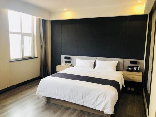 سرير أو أسرّة في غرفة في Thank Inn Plus Hotel Hebei Cangzhou Qing County Xinhua East Road