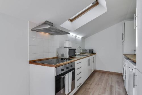 Clean Design & terrace Apt for 4 in trendy Estrelaにあるキッチンまたは簡易キッチン
