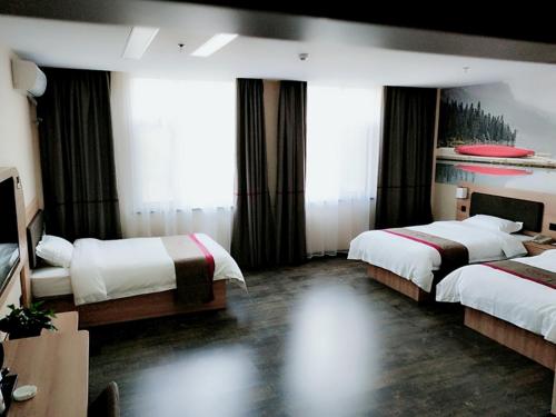 a hotel room with two beds and a couch at Thank Inn Plus Hotel Shandong Binzhou Huimin County Huji Driving Test Center in Binzhou