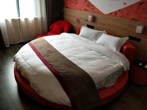 Gulta vai gultas numurā naktsmītnē Thank Inn Plus Hotel Anhui Fuyang Yingdong District Railway Station