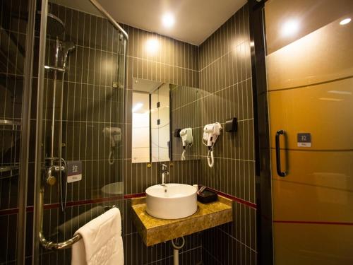 een badkamer met een wastafel en een douche bij Thank Inn Plus Hotel Jiangsu Suzhou Wujiang Tongli Scenic Area Bus Station in Suzhou