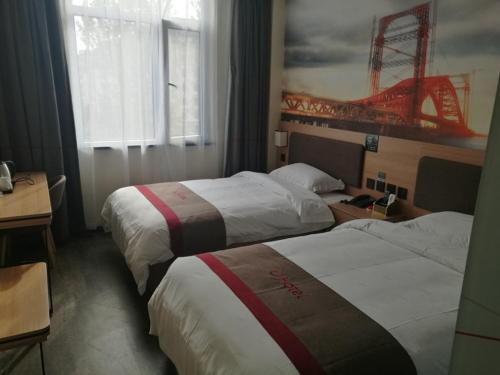 Giường trong phòng chung tại Thank Inn Plus Hotel Shandong Taian Xintai City Qinglong Road