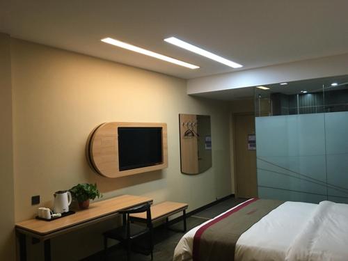 Televiisor ja/või meelelahutuskeskus majutusasutuses Thank Inn Plus Hotel Henan Sanmenxia Lingbao Changan Road