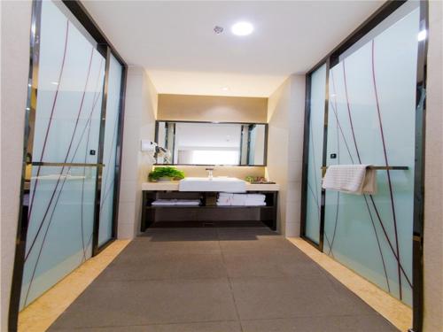 W łazience znajduje się umywalka i lustro. w obiekcie Thank Inn Plus Hotel Hebei Shijiazhuang High-tech Zone Torch Plaza w mieście Shijiazhuang