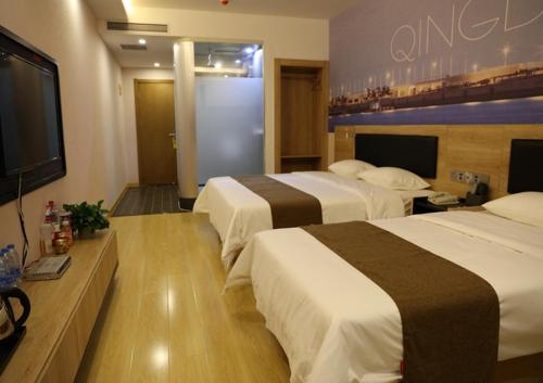 Habitación de hotel con 2 camas y TV de pantalla plana. en Thank Inn Plus Hotel Shandong Qingdao Jimo Development Zone New Government en Qingdao
