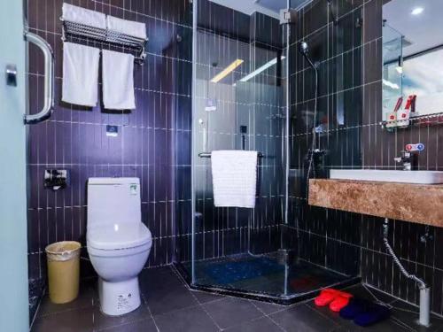 a bathroom with a toilet and a shower and a sink at Thank Inn Plus Hotel Anhui Tongling Tongguan District Xihuchuncheng in Tongling