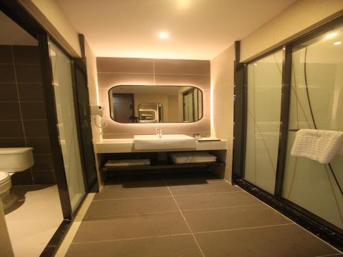 A bathroom at Thank Inn Plus Hotel Guangxi Baise Tianyang County