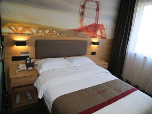 ein großes Bett in einem Hotelzimmer mit einem großen Bett sidx sidx sidx in der Unterkunft Thank Inn Plus Hotel Shandong Weifang Shouguang City Shengcheng Street Daily Newspaper Office in Weifang