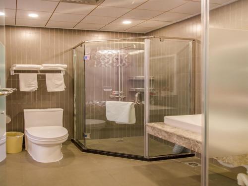 La salle de bains est pourvue d'une douche, de toilettes et d'un lavabo. dans l'établissement Thank Inn Plus Hotel Jiangsu Huaian Qingpu District Evergrande, à Huai'an