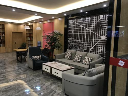 um átrio com sofás e uma mesa num quarto em Thank Inn Plus Hotel Anhui Huibei Xiangshan District Suixi Middle Road em Huaibei