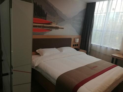 1 dormitorio con 1 cama grande y ventana en Thank Inn Plus Hotel Shandong Taian Xintai City Qinglong Road, en Zhaizhen