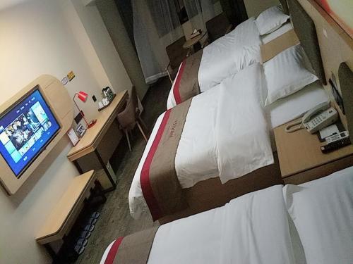 Habitación hospitalaria con 2 camas y TV en Thank Inn Plus Hotel Hunan Yongzhou Jiangyong County Yonghua International, en Baishui