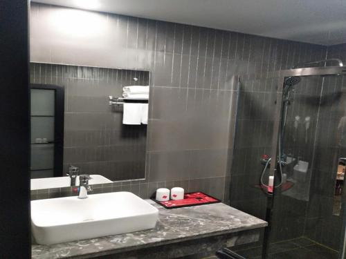 Bathroom sa Thank Inn Plus Hotel Ningxia Yinchuan Helan County Ruitai Yindu Blue Bay