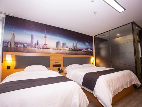 เตียงในห้องที่ Thank Inn Plus Hotel Jiangsu Suzhou Wujiang Tongli Scenic Area Bus Station