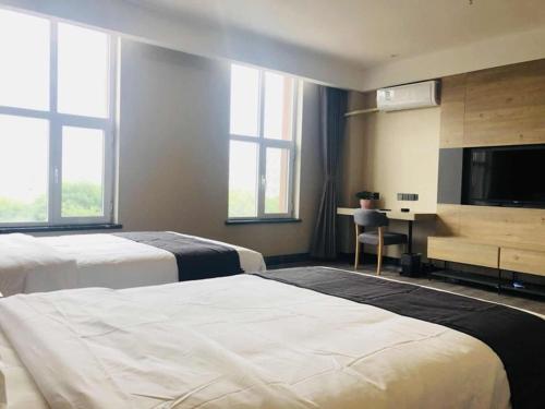 Postel nebo postele na pokoji v ubytování Thank Inn Plus Hotel Hebei Cangzhou Qing County Xinhua East Road