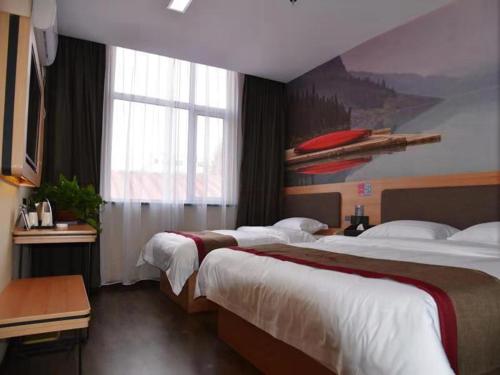 ein Hotelzimmer mit 2 Betten und einem Fenster in der Unterkunft Thank Inn Plus Hotel Henan Luoyang Xinan Luoxin Industrial Cluster in Luoyang