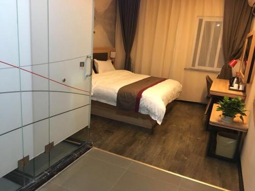 Tempat tidur dalam kamar di Thank Inn Plus Hotel Anhui Tongling Hengda Lvzhou Residential Area