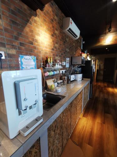 Homy Seafront Hostelにあるキッチンまたは簡易キッチン
