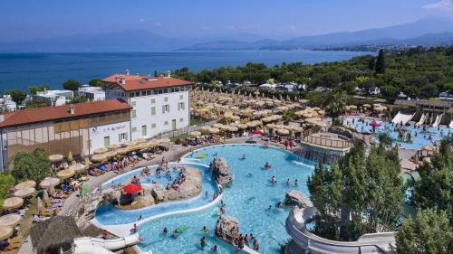 Bazén v ubytování Piani di Clodia Holidaypark nebo v jeho okolí