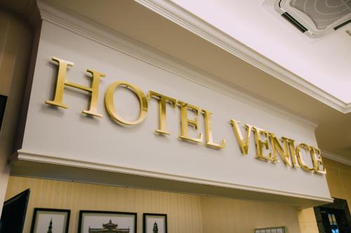 Hotel Veniceに飾ってある許可証、賞状、看板またはその他の書類