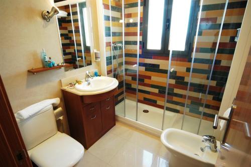 y baño con ducha, aseo y lavamanos. en Aparthotel Bahía, en San Pedro del Pinatar