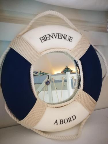 a round mirror with the words berryine a bond at Study du pêcheur in Trouville-sur-Mer