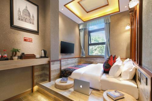 重慶市にあるZou Qu Ye Travel Hotelのギャラリーの写真