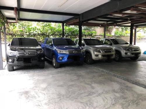 un grupo de cuatro vehículos estacionados en un garaje en N11Hotel en Bangkok