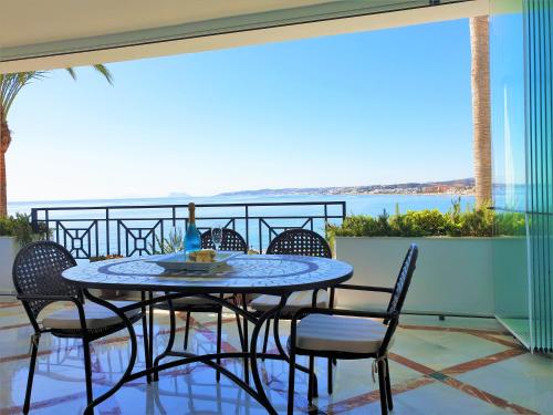 LUXURY APARTMENT FRONTAL TO THE SEA IN ESTEPONA DONCELLA BEACH