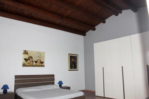 una camera con letto e soffitto in legno di 2 bedrooms house with furnished terrace at Noto 6 km away from the beach a Noto