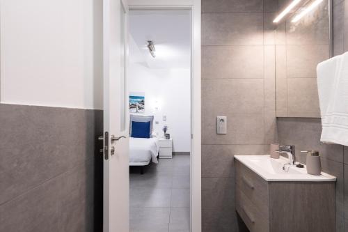A bathroom at APARTAMENTOS BLUE EYES