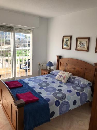 ロハレスにあるKaSandraのベッドルーム1室(青と灰色の掛け布団付きのベッド1台付)