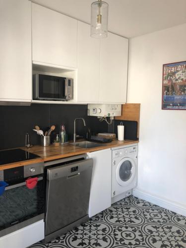 a kitchen with a sink and a washing machine at Appart 2 pièces avec parking QUARTIER DU LAC in Saint-Jean-de-Luz