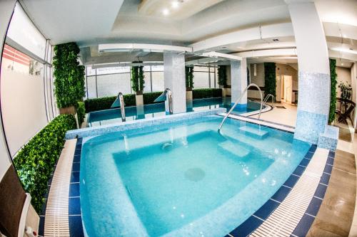 Piscine de l'établissement Hotel Nevis Wellness & SPA ou située à proximité