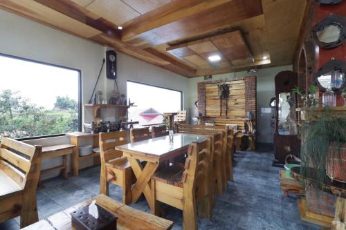 En restaurant eller et andet spisested på Alloyna Country Cottage Brastagi