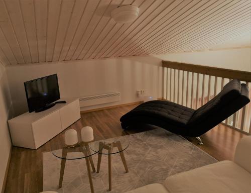 a living room with a couch and a flat screen tv at Vuokatin Lumo in Vuokatti
