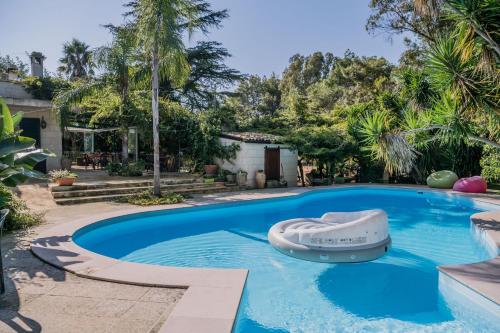 Villa piscina campo calcetto 6 camere Puglia m400