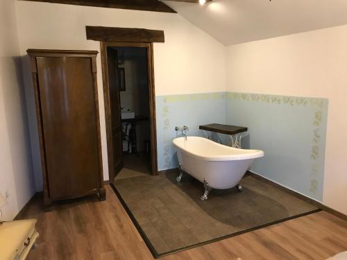 un bagno con vasca da bagno in una stanza di Villa Aromatique a Sümegcsehi