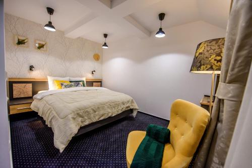 Un pat sau paturi într-o cameră la Vila Time Busteni