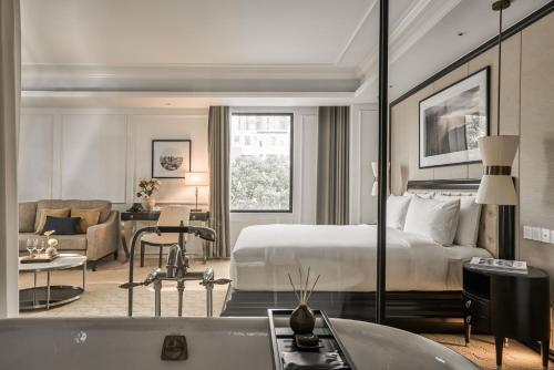 En eller flere senge i et værelse på Mai House Saigon Hotel