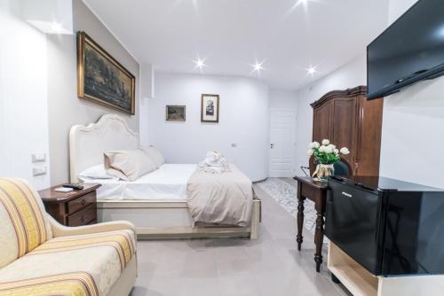 a living room with a bed and a tv at LE BERCEAU in Naples
