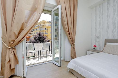 1 dormitorio con 1 cama y puerta corredera de cristal en My Little Holiday, en Roma