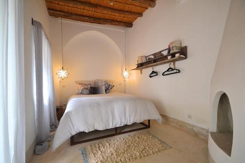 a bedroom with a bed in a room at La Villa douce in Marrakesh
