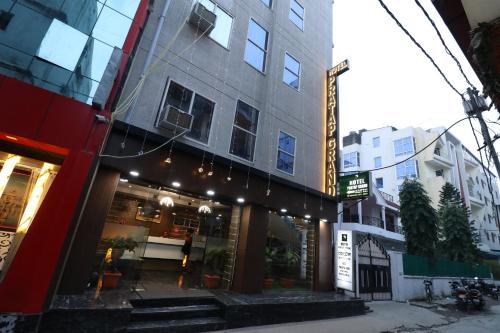 una tienda frente a un edificio en una calle de la ciudad en HOTEL PRATAP GRAND, en Ranchi