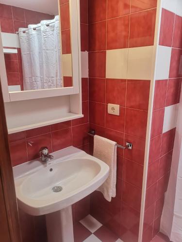 a bathroom with a sink and a mirror at VV Dúplex Los Cancajos "by henrypole home" in Los Cancajos
